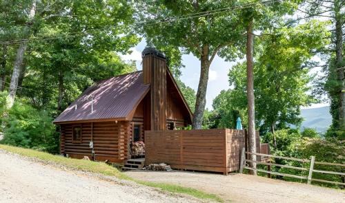 Blue Ridge Ski Chalet | Mountain Ridge Retreat Cozy Blue Ridge Cabin with Hot Tub
