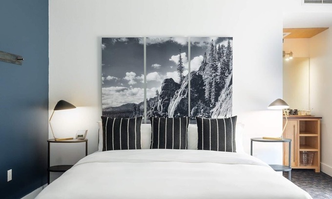 Truckee Hotel | Mountain-side Retreat: Dive into Outdoor Hot Tub Bliss after a Day on the Slopes