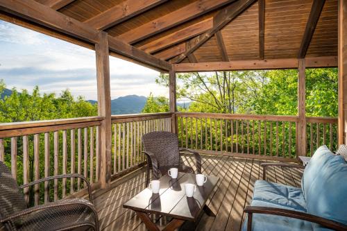 Sevierville House | Mountain Tyme, Hot Tub, Pool Table, Game Room, 685 FREE tickets each paid day!