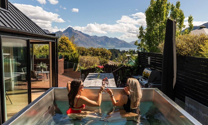 Queenstown House | Mountain Utopia | Entertainers Haven | Spacious with Mountain Lake Views