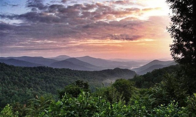 Saluda Cabin | Mountain View 3 Bedroom Home - Full Kitchen & Grill