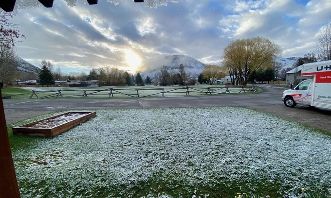 Jackson House | Mountain view 4 BR w/two decks, fenced backyard, and wood-burning fireplace
