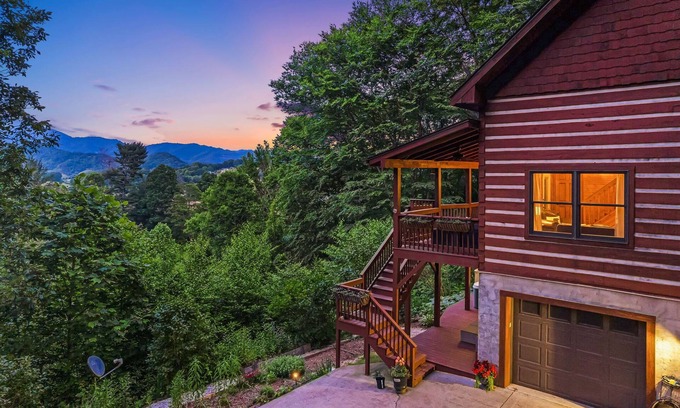 Glens of Ironduff Cabin | Mountain-View Cabin w/Hot Tub, Fire Pit & Games + Biltmore Pass