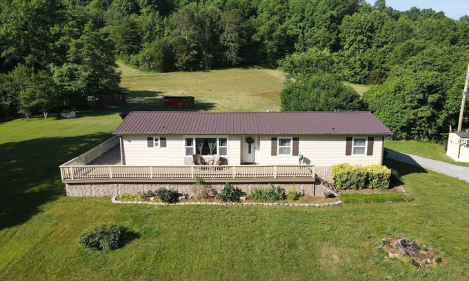 Speedwell House | Mountain View! Close to Lake and trails