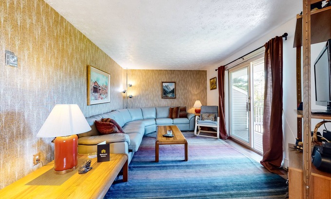 North Conway Condo | Mountain view condo with balcony & shared pool - ideal for skiing & shopping