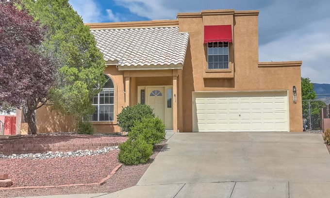 Northeast Heights House | Mountain view cozy home