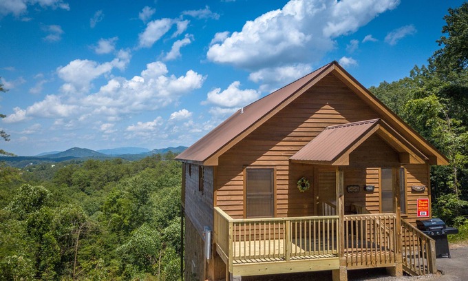 Pigeon Forge Cabin | Mountain view,Ferris Wheel View,spa shower,outdoor tv -Close to Pigeon Forge