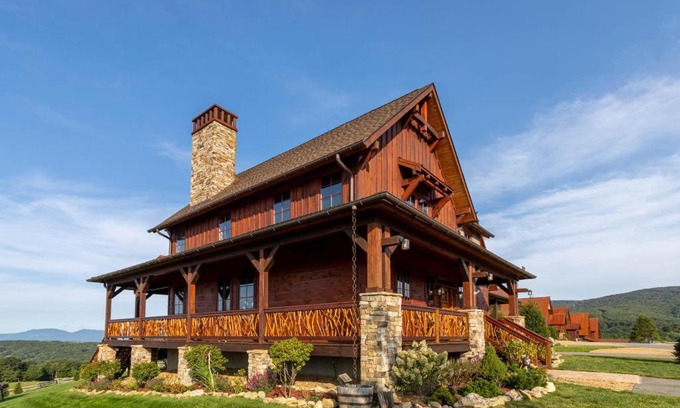 Elk Park House | Mountain View Lodge at Eagles Nest