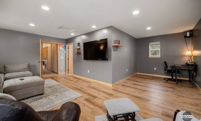 Butte House | Mountain View off Maud Road - Near Reindeer Farm and Jim Creek!