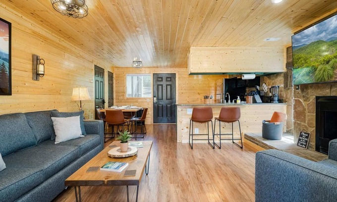 Caton Apartment | Mountain Views at Dolly's Castle Unit 5