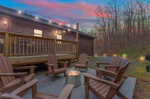 Stanley House | Mountain Views, Hot Tub, Firepit, dog friendly, EV connector
