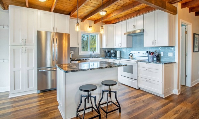 Stanley House | Mountain Views, Hot tub, Firepit, & Pool Table!