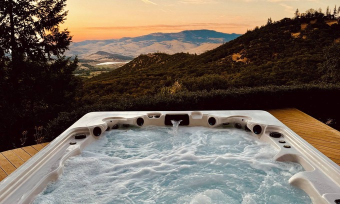 Ashland House | Mountainside Chateau spectacular views and sunsets. 15 min to downtown Ashland!