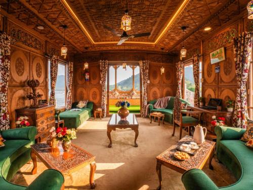 Dal Lake Boat Rental | Moustache Houseboat Srinagar