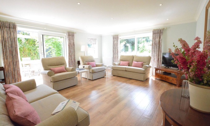 Saxmundham Cottage | MOWBRAYS, family friendly, with a garden in Middleton
