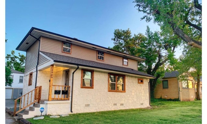 Cleveland UCD House | Mr Big! Luxurious, 2 Story long term stays welcome