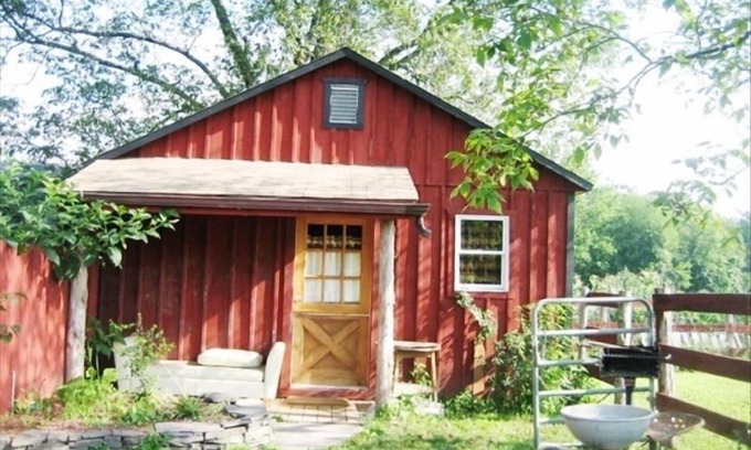 Accord Cabin | Mr Ed's Cabin on 27 acre Horse Farm Hot Tub & Stream