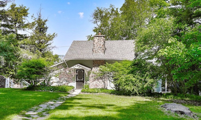 Scugog Cottage | Mrs Money Penny