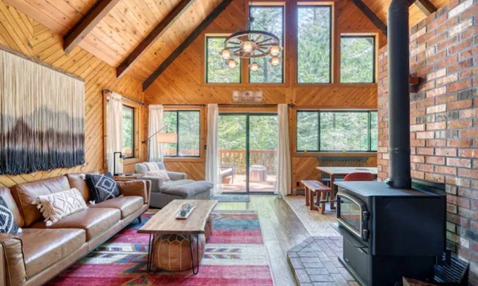 Rhododendron Cabin | Mt. Hood Retro Modern Cabin- Seasonal Stream, Deck, Fire Pit, & HotTub-Dogs 👍
