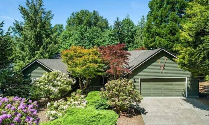 Welches House | Mt. Hood - Sleeps 10+Game Rm+ Sauna+Fireplace + Community Heated Pool & Hot Tub