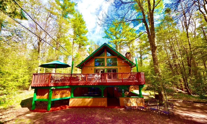 Pocono Pines Cabin | ⛰⛵️⛱Mt. Maplewood Lodge❤️Family Budget☆Ski☆Cabin☆Hot⛷Tub☆Game Rm☆Dogs+