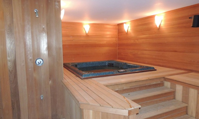 West Dover House | Mt. Snow Paradise - Indoor Jacuzzi & Sauna - Minutes to Mountain - Sleeps 10