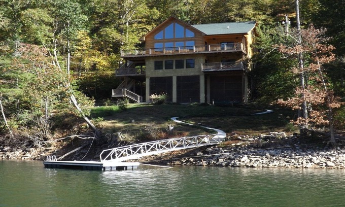 Butler Cabin | MTN CABIN LAKEFRONT,CANOE/3 KAYAKS,POOL TABLE,DOCK,FIRE PIT, FIREPLACE,JACUZZI
