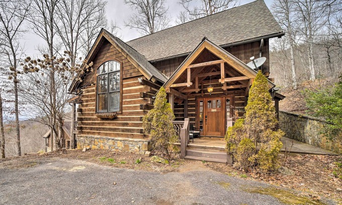Franklin Cabin | Mtn-View Cabin: Deck, Grill & Fire Pit in Franklin