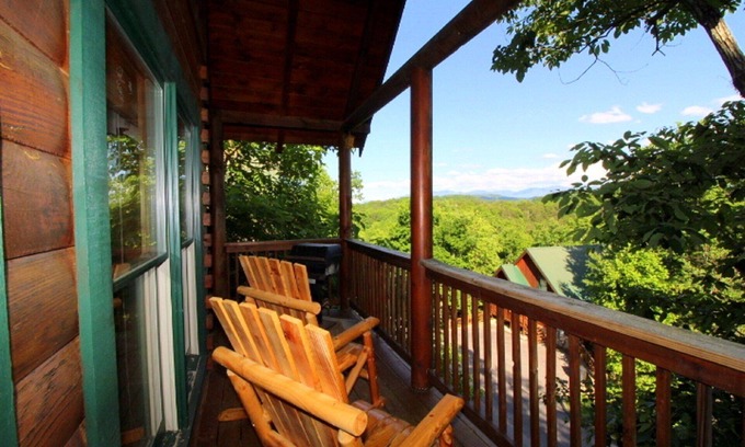 Gatlinburg - Pigeon Forge Cabin | ♡Mtn View W/easy Access, Hot Tub, WiFi, Smart TV & 10 Minutes to Attractions♡