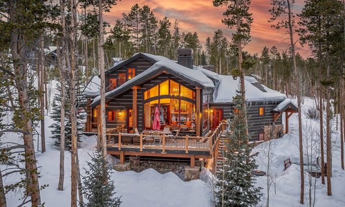The Highlands House | Mtn Views + Hot Tub + Ski Shuttle + Near Nordic Skiing - Cypress Mountain Chalet