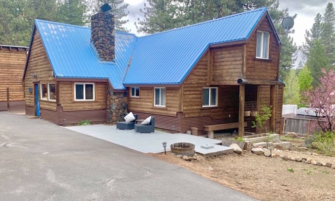 Truckee Cabin | Multi-Generation retreat! Pet friendly w/fenced yard. 5 min to lake & trails.