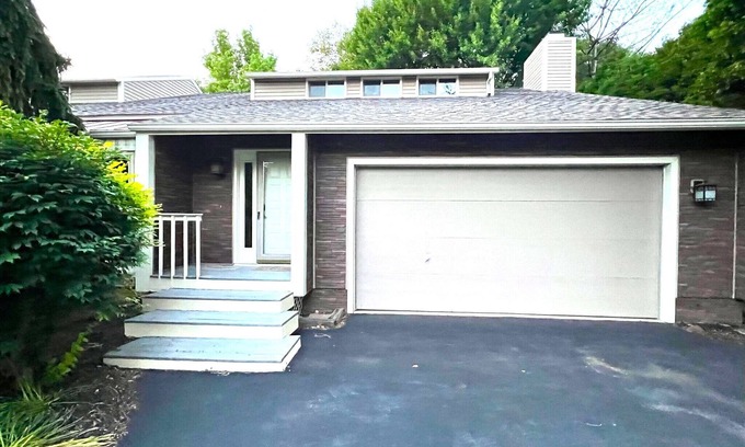 Sandusky House | Multi-level Large Home-minutes from Cedar Point!
