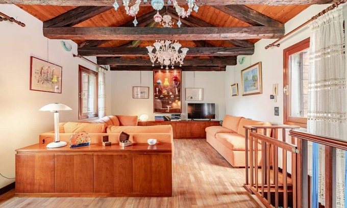 Longa House | Murano Glass Residence