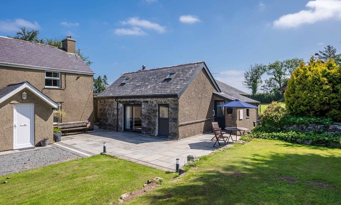 Garndolbenmaen Other | Muriau-Bach | A Cosy Farm Retreat for Two