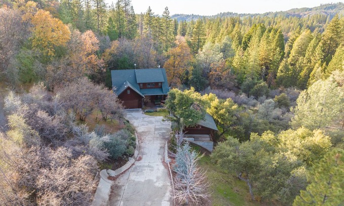 Forest Meadows Cabin | Murph Lodge- 4BR w/AC, Hot Tub, Billiards, Ping Pong and More!
