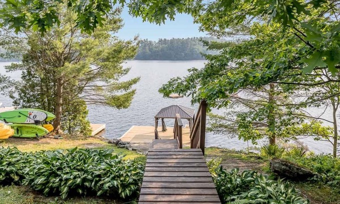Gravenhurst Cottage | Muskoka Lakeshore Cottage Bliss, Sleeps 10 in winter, 16 in spring, summer, fall