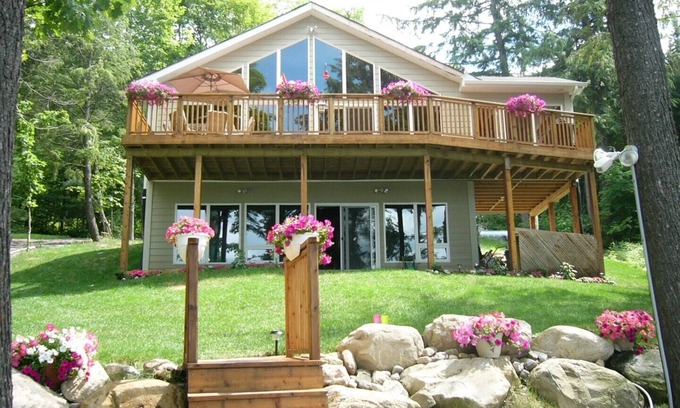 Utterson House | Muskoka Viceroy Lake Front Home