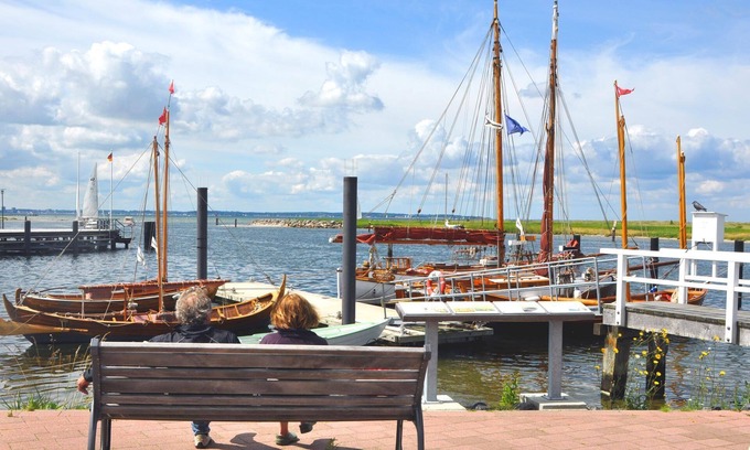 Wendtorfer Strand Apartment | MW Yachtenkieker - with a sensational view of the yachts in the harbor!