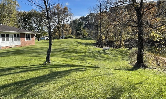 Nelsonville House | My Way @691, a peaceful spacious place to enjoy with a large yard.