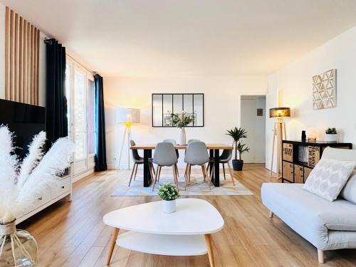 Quartier de Javel Apartment | MyJolieParisHome - King size bed, Balcony, 2 Parking