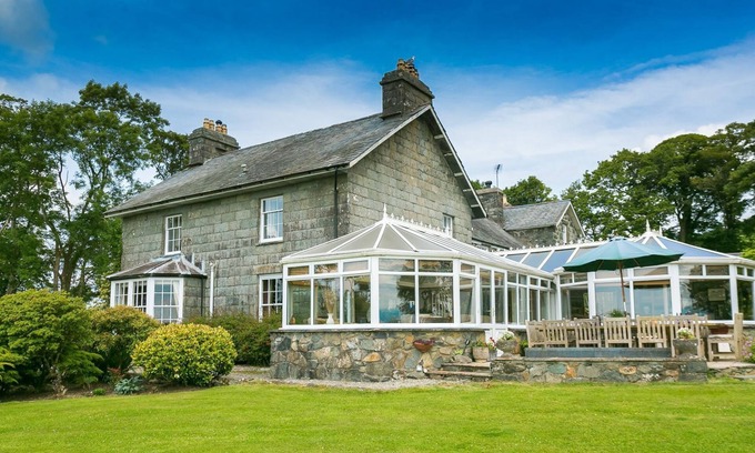 Criccieth Cottage | Mynydd Ednyfed - a sea view that sleeps 21 guests in 10 bedrooms