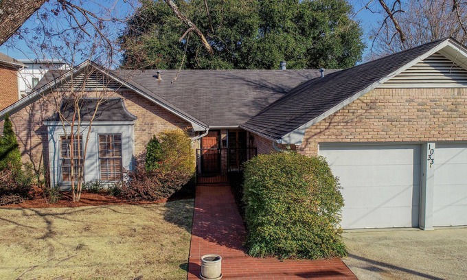 Tuscaloosa House | Myrtlewood Cottage- Book for Football Season! Walk to the Stadium!