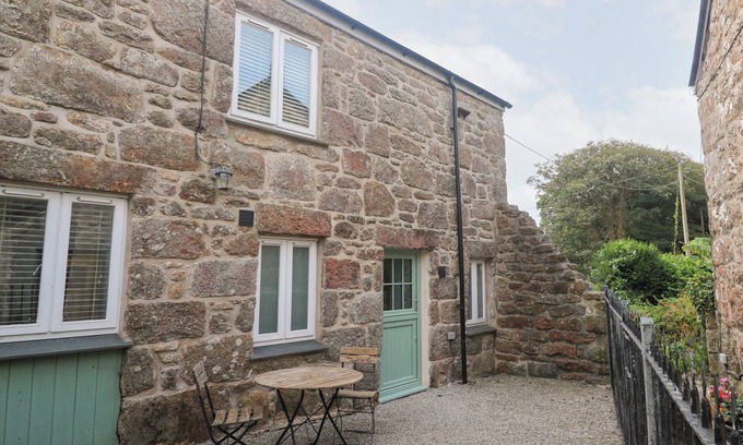 Brane House | MYS HEDRA FARM, pet friendly, with pool in St Buryan