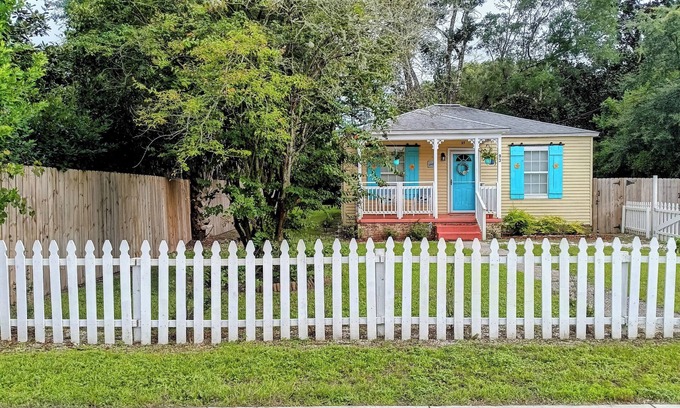 Warrington Cottage | n"DEEP SEA DREAMS"-Hidden gem/jacuzzi tub/high speed net/game rm/Mins. from NAS