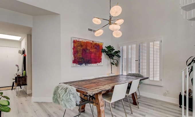 Pacific Palisades Condo | n"Your Ideal Coastal Retreat! Walking Distance to Everything You Need!