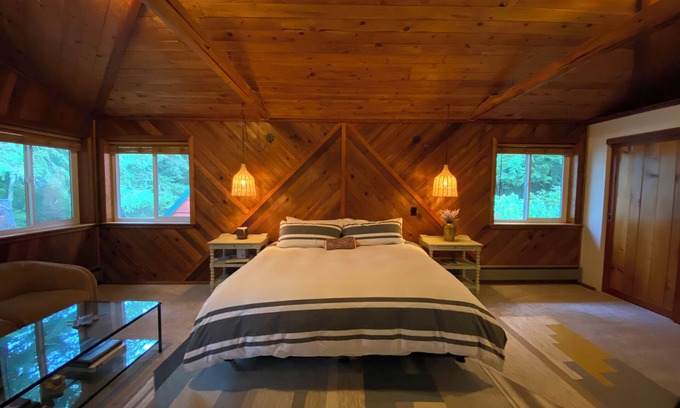 Packwood Cabin | Naked Elk Lodge: 4 Bdrms, Hot Tub, Projector TV near Mt. Rainier