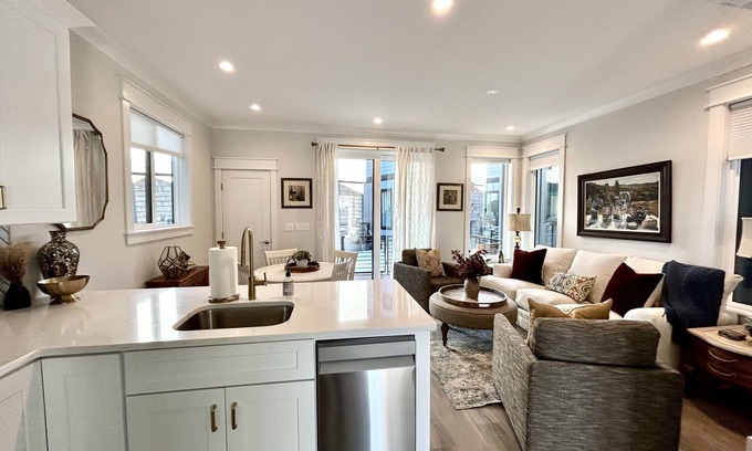 Wilmington Historic District Boat Rental | Napa at The Cove - Luxury Houseboat in Wilmington, NC