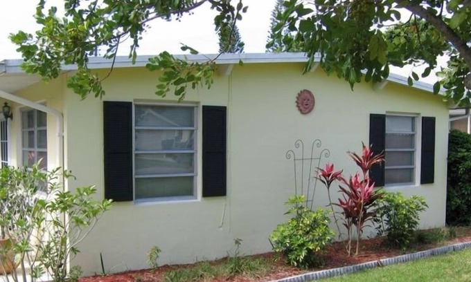Naples Park Cottage | Naples Cottage - Walk to Beach - Privacy with Pool