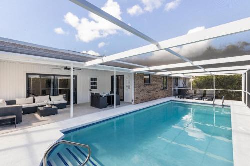 East Naples House | Naples Gem Near Beach Heated Pool & BBQ