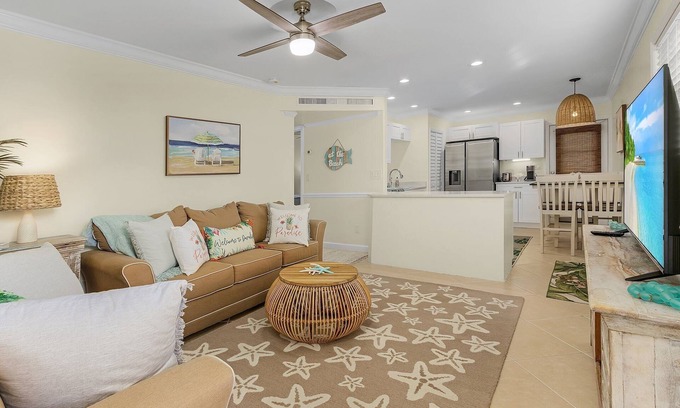 Lake Park Condo | Naples Lake Park 2 BDRM Condo,Super-Clean w/Patio
